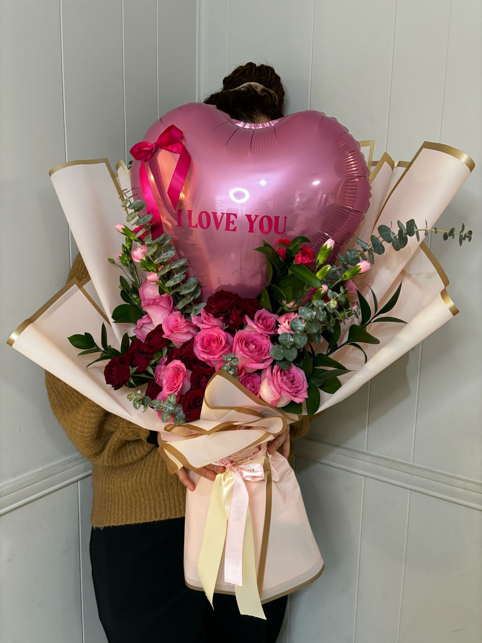 Flower bouquet with heart balloon - Image 2